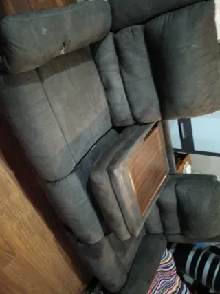 Sofá de tela gris y marrón