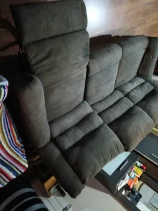 Sofá de tela gris y marrón