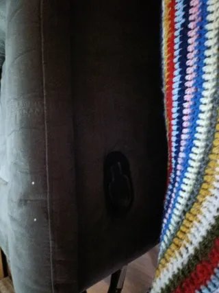 Sofá de tela gris y marrón