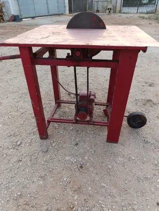 Sierra eléctrica industrial roja