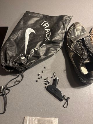 Zapatillas Nike Clavos Negras y Plateadas