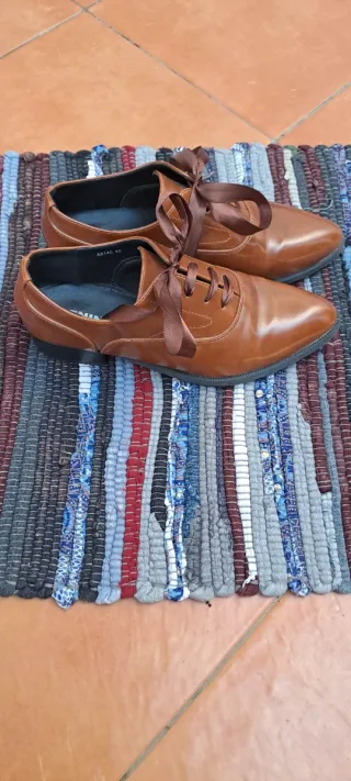 Zapatos de vestir marrones con cordones