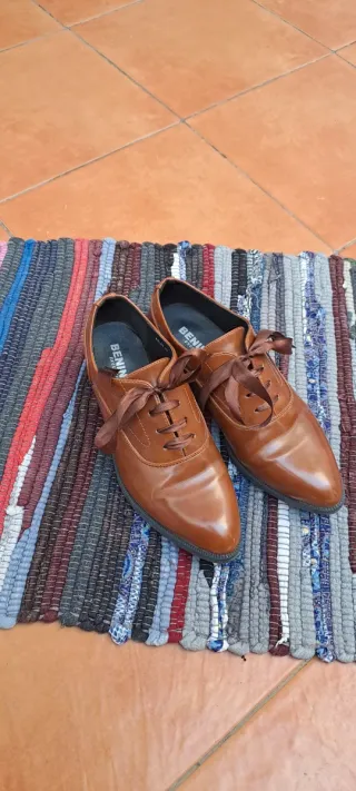 Zapatos de vestir marrones con cordones