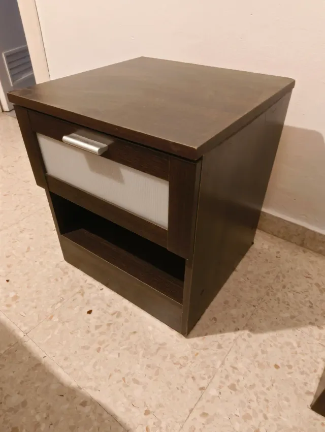 Set di 2 Comodini in Legno e Vetro