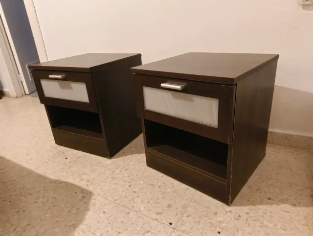 Set di 2 Comodini in Legno e Vetro