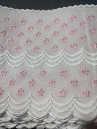 Puntilla ancha bordada flores rosas