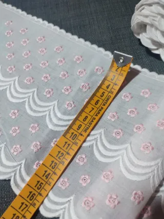 Puntilla ancha bordada flores rosas