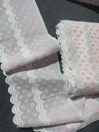 Puntilla ancha bordada flores rosas