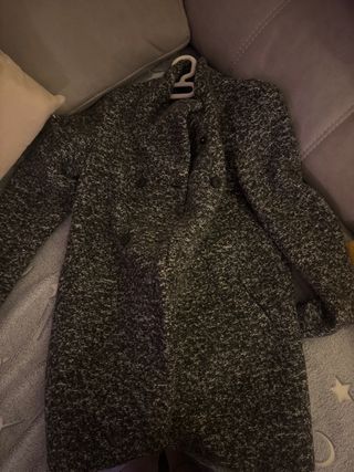 Abrigo gris y negro