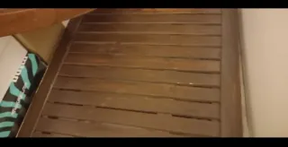 Mesa y 2 sillas de exterior madera con cojines.