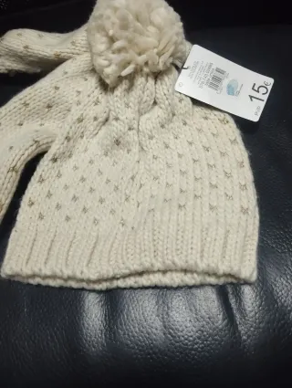 Gorro y bufanda de punto con detalles dorados