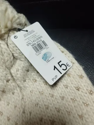 Gorro y bufanda de punto con detalles dorados