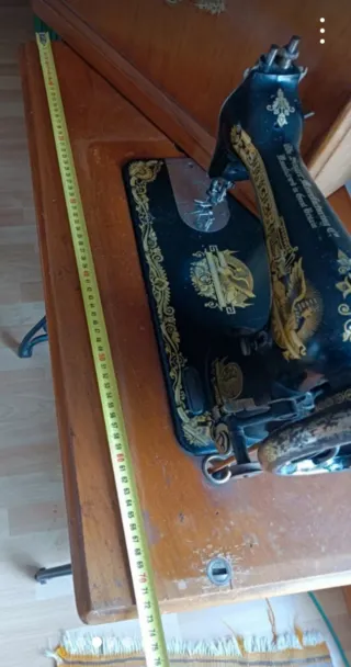 Máquina de coser antigua SINGER