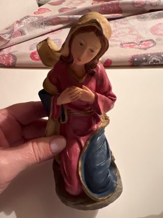 Nacimiento 3 figuras Niño tiene brazo poco roto