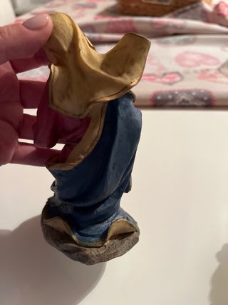 Nacimiento 3 figuras Niño tiene brazo poco roto