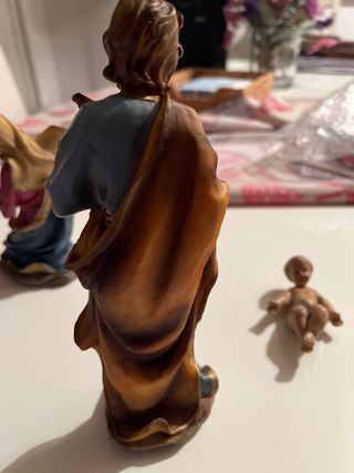 Nacimiento 3 figuras Niño tiene brazo poco roto