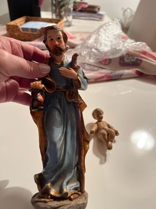 Nacimiento 3 figuras Niño tiene brazo poco roto