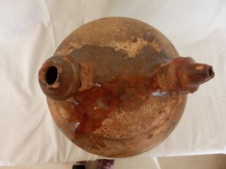 Antiguo Botijo con el asa rota procedente -Galicia