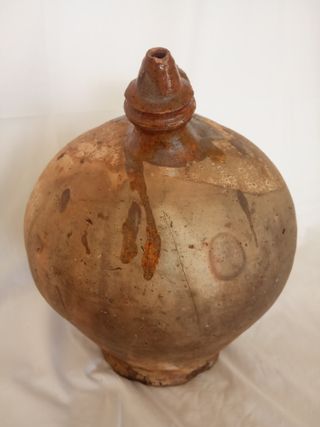Antiguo Botijo con el asa rota procedente -Galicia