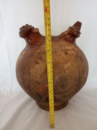 Antiguo Botijo con el asa rota procedente -Galicia