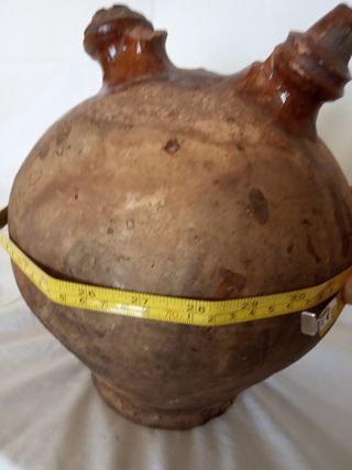 Antiguo Botijo con el asa rota procedente -Galicia