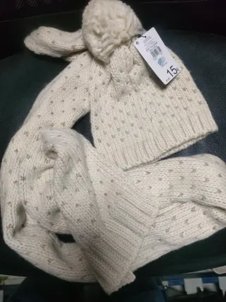 Gorro y bufanda de punto con estrellas doradas