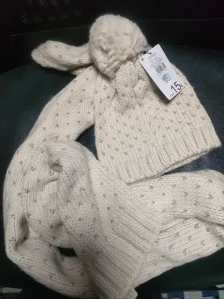 Gorro y bufanda de punto con estrellas doradas