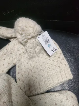 Gorro y bufanda de punto con estrellas doradas