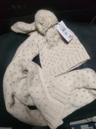 Gorro y bufanda de punto con estrellas doradas