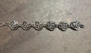 Pulsera de plata con diseño de rosas