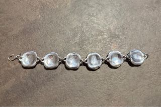 Pulsera de plata con diseño de rosas