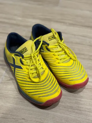 Zapatillas Padel Munich Amarillas. Talla 46