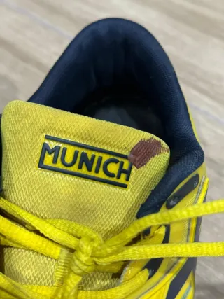 Zapatillas Padel Munich Amarillas. Talla 46