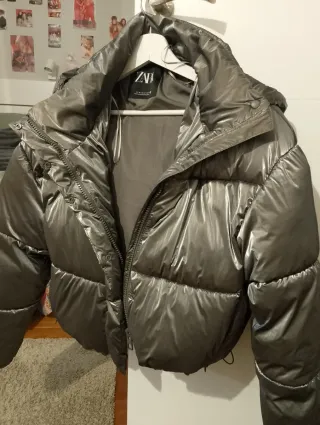 Plumífero corto gris plateado Zara , abriga mucho.