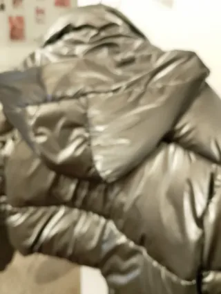 Plumífero corto gris plateado Zara , abriga mucho.