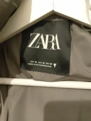 Plumífero corto gris plateado Zara , abriga mucho.