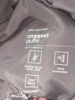 Plumífero corto gris plateado Zara , abriga mucho.