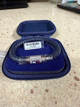 Pulsera Tommy Hilfiger Negra y Plateada