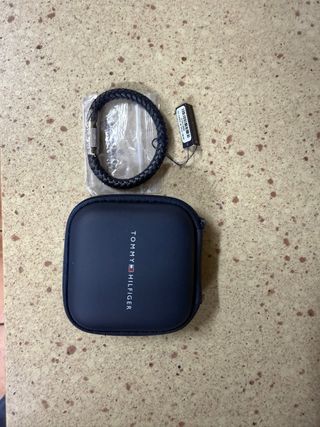 Pulsera Tommy Hilfiger Negra y Plateada