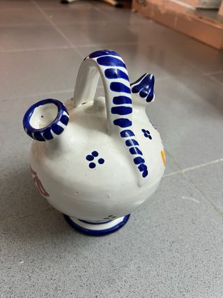 Botijo de cerámica pintado a mano