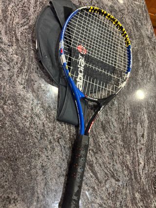 Raqueta de tenis Babolat con funda