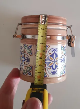 Vasetto in ceramica con decorazioni