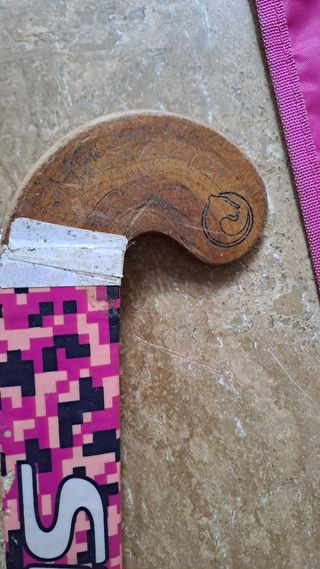 Palo de hockey Simba con funda y bola