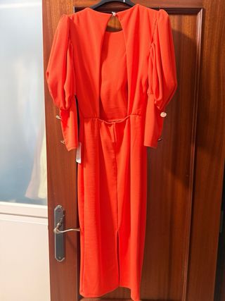 Vestido naranja con mangas abullonadas