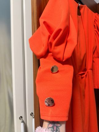 Vestido naranja con mangas abullonadas