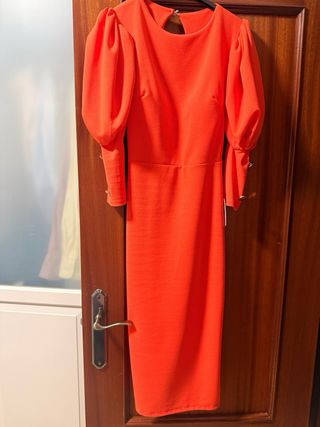 Vestido naranja con mangas abullonadas