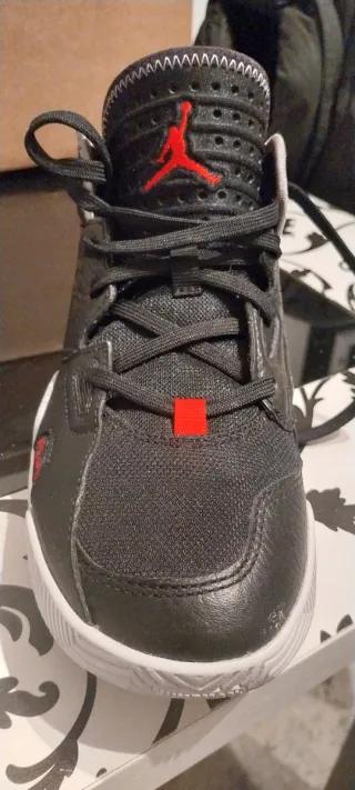 Zapatilla Jordan Stay Loyal 2 Negra Roja