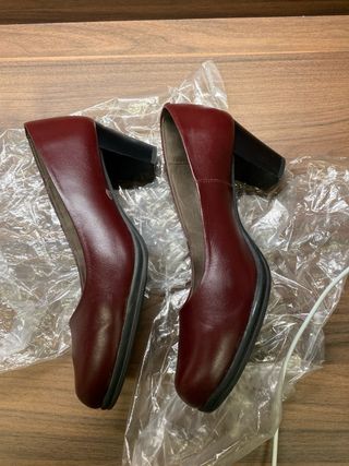 Zapatos de tacón granate para señora