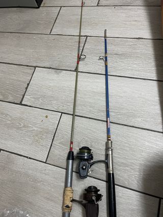2 cañas de pescar con carretes
