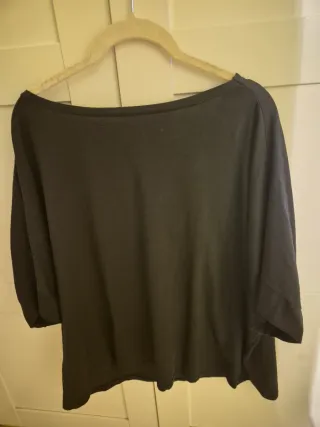 Camiseta negra cuello escotado